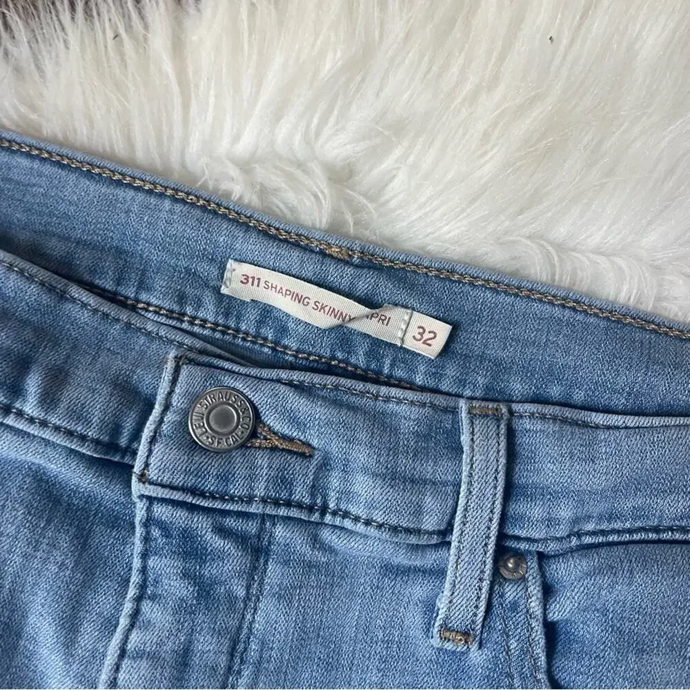 Y2K Levi’s Shaping Skinny Capris Light Wash